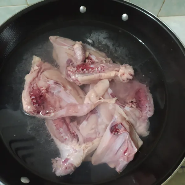 Cuci bersih ayam, kemudian rebus hingga matang, beri garam agar ayam lebih berbumbu