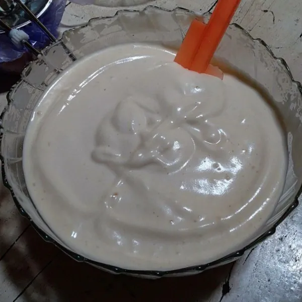 Mixer dengan kecepatan tinggi telur, gula, vanili dan sp hingga mengembang.