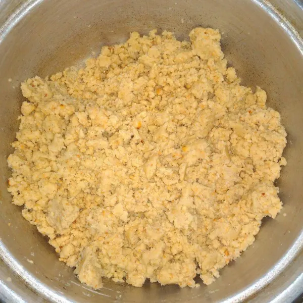 Campur tepung terigu, gula halus, mentega, minyak goreng, garam dan kacang yang sudah diblender, aduk hingga tercampur rata.