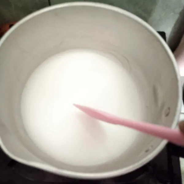 Peras santan dengan air kelapa dan kasih sedikit garam didihkan dan diam kan sampai dingin
