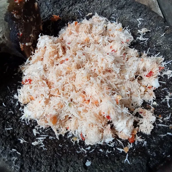 Lalu campur kelapa parut dan bumbu halus, cicipi rasanya dan sajikan dengan sayurnya.