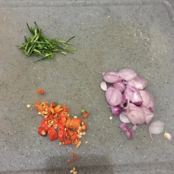 Iris bawang merah, cabe dan daun jeruk.
