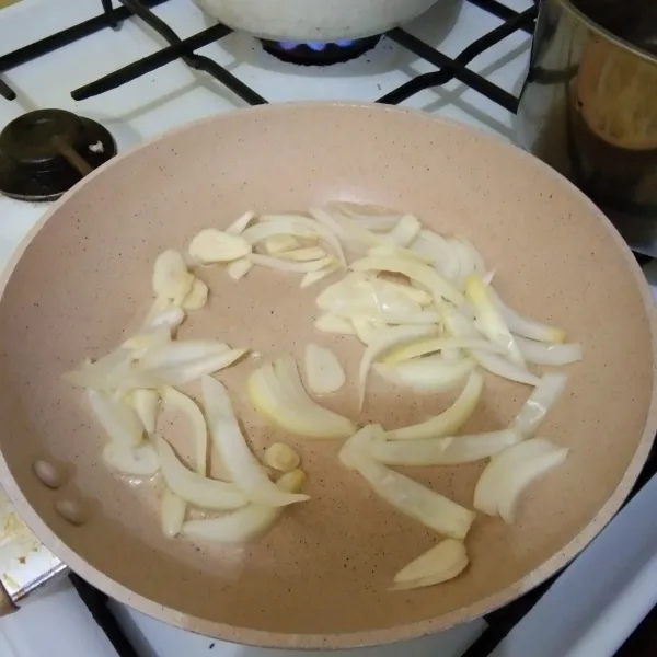 tumis irisan bawang putih dan bawang bombay hingga harum, sisihkan.