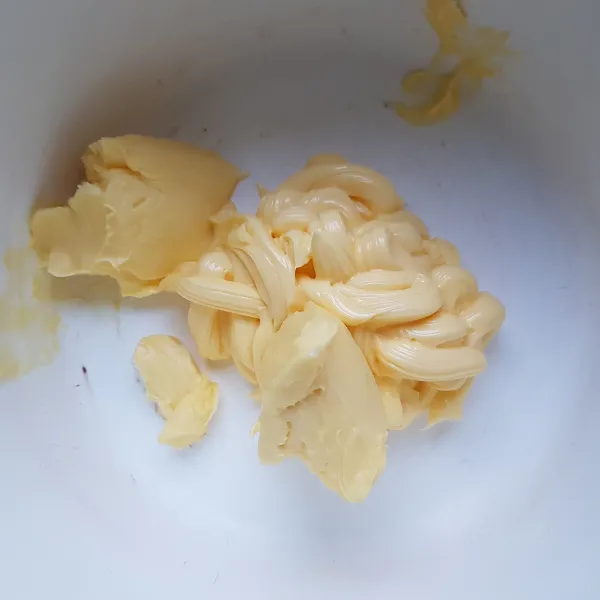 Campur margarin dan unsalted butter, kemudian mixer dengan kecepatan sedang hingga tercampur rata (jangan terlalu lama,asal tercampur saja). Kemudian masukkan kuning telur mentah dan kuning telur matang, mixer kembali hingga tercampur rata. Matikan mixer.
