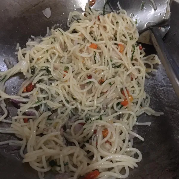 Aduk hingga tercampur rata, masak sebentar lalu koreksi rasa. Sajikan.