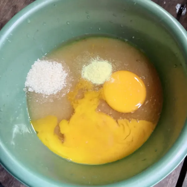 Campur telur, gula pasir dan kaldu bubuk, lalu aduk-aduk hingga gula larut.