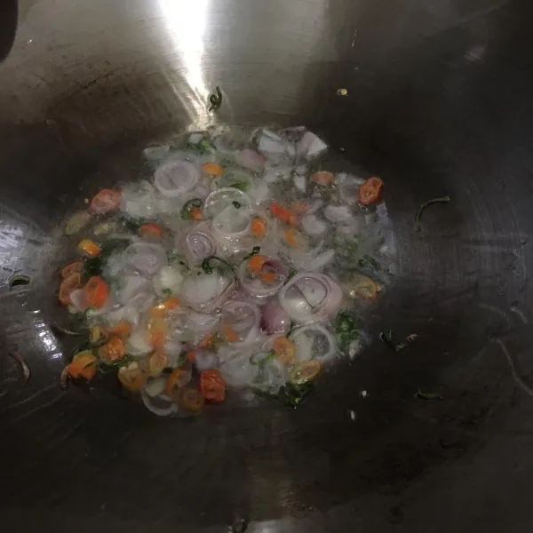 Panaskan minyak goreng, masukkan cabe, bawang merah dan cabe. Masak hingga wangi.