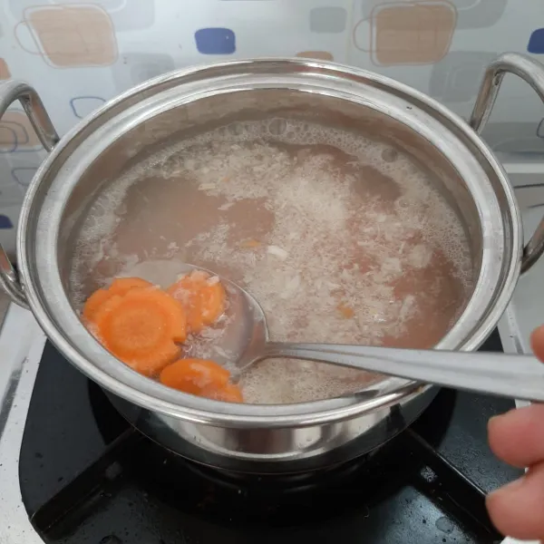 Didihkan air, masukkan bumbu halus lalu wortel