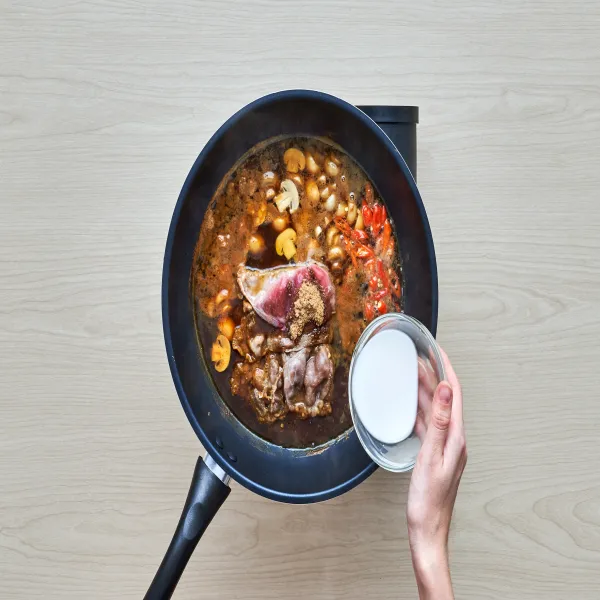 Lalu tambahkan larutan maizena, masak hingga sedikit mengental.