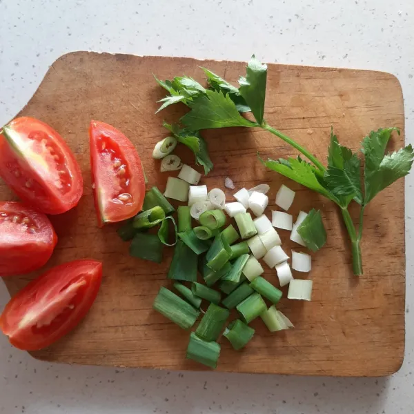 Potong juga tomat, daun bawang, seledri, sisihkan