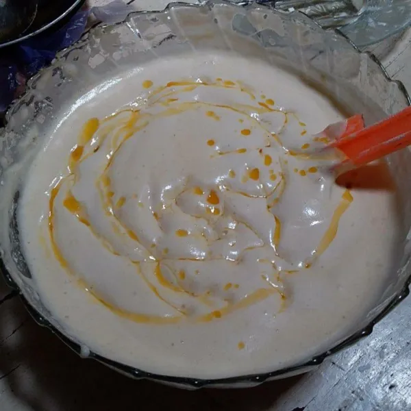 Turunkan speed masukan tepung terigu dan tepung maizena. Mixer dengan kecepatan rendah hingga tercampur rata. Matikan mixer, tuang margarin. Aduk dengan spatula hingga tercampur rata
