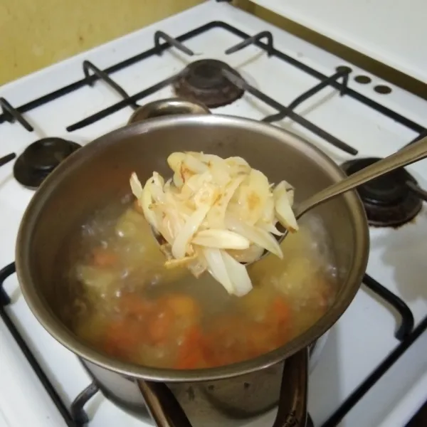 masukan tumisan bawang putih dan bawang bombay, aduk rata.