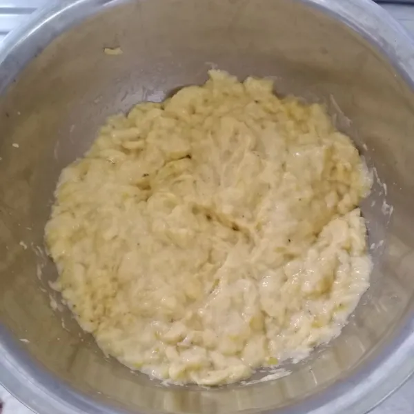 Kupas pisang kemudian lumatkan dengan garpu.