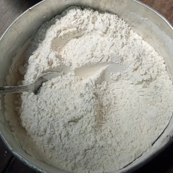 Campur tepung terigu dan tepung tapioka, aduk rata.