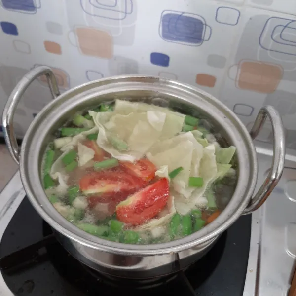 Terakhir masukkan tomat dan kubis. Tunggu sampai sayuran empuk. Siap disajikan dengan taburan bawang goreng