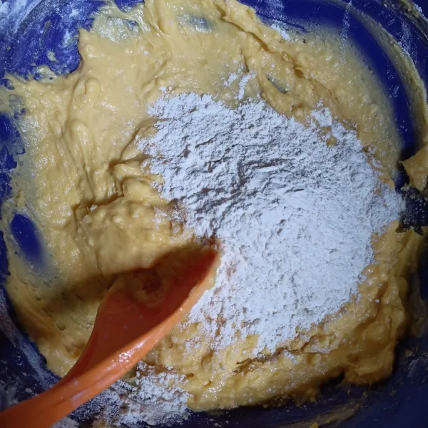 Tambahkan tepung terigu