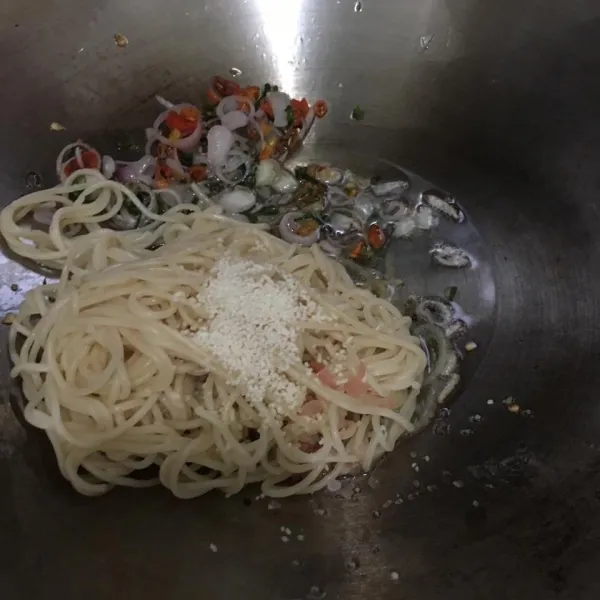 Masukkan spaghetti, kaldu jamur dan garam.