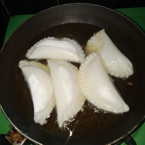 Siapkan teflon lalu beri secukupnya minyak, goreng cireng dengsn api sedang agar tekstur cireng benar-benar garing, masak hingga matang