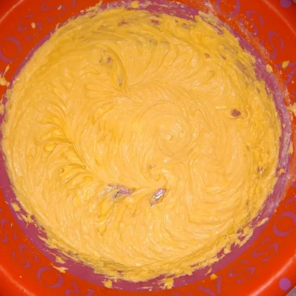 Masukkan gula, mentega dan kuning telur mixer sampai tercampur rata kurang lebih 1 menit.