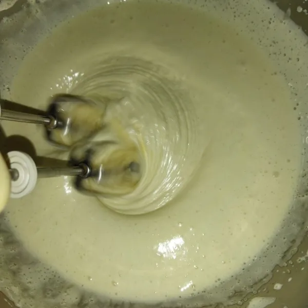 Siapkan bahan B, masukkan telur dan gula pasir dalam wadah, mixer hingga mengental.