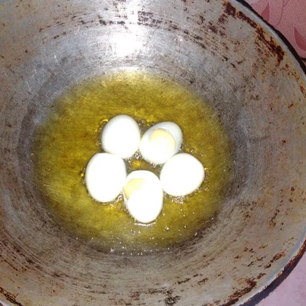 Goreng telur sampai berkulit, angkat dan tiriskan