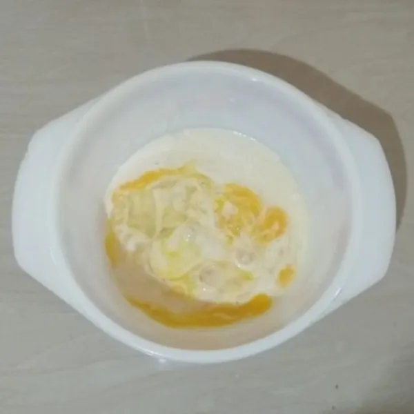 Dalam wadah lain masukan terigu serbaguna dan maizena, tuang air ke dalamnya lalu aduk hingga larut. Masukan telur.