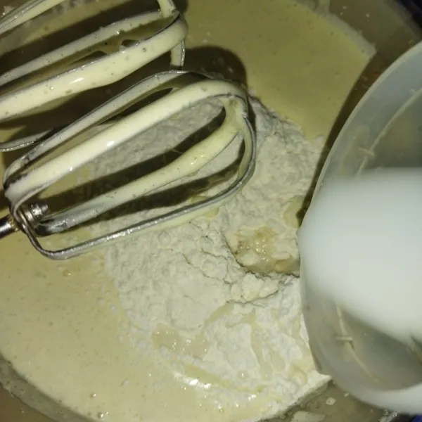 Masukkan tepung terigu dan santan secara bergantian, mixer dengan kecepatan rendah hingga semua bahan tercampur rata dan tidak ada yang bergerindil.