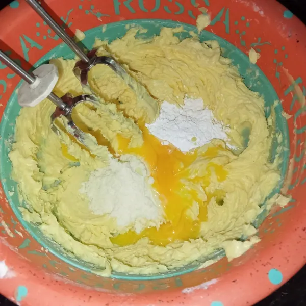 Masukkan kuning telur, susu bubuk dan tepung maizena, kocok hingga tercampur rata.