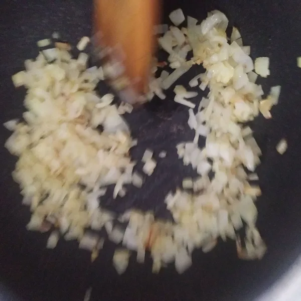 Tumis bawang bombay dan bawang putih hingga layu dengan minyak zaitun