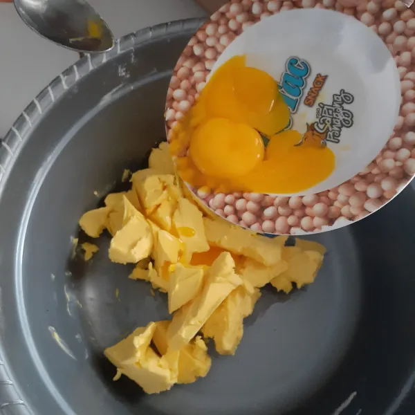 Siapkan wadah, lalu masukkan margarin dan telur, aduk rata dengan spatula.