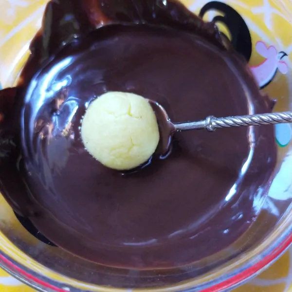 Celupkan dalam dark cooking chocolate yang sudah dilelehkan. Biarkan dingin dan coklat mengeras. Pindahkan dalam toples.