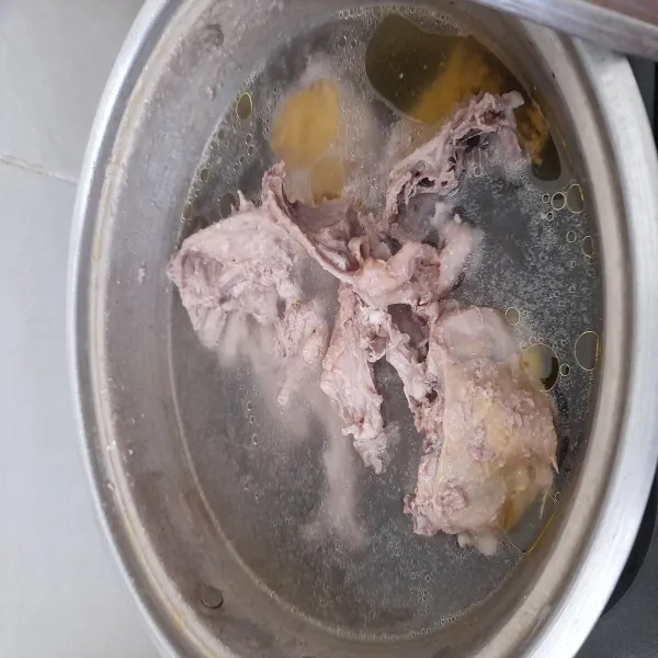 Cuci bersih ayam dan rebus hingga ayam matang.