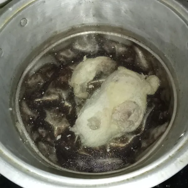 Didihkan air dipanci, lalu masukkan ayam dan rebus selama 5 menit, lalu buang air rebusannya.