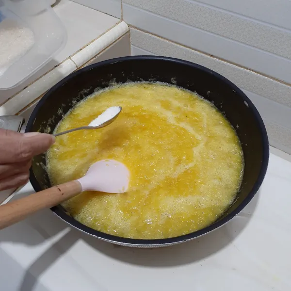 Pertama parut nanas, lalu beri gula dan masak sambil diaduk terus hingga mengental dan menjadi selai.