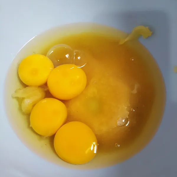 Kocok telur, gula pasir dan SP hingga mengembang dan kental berjejak.