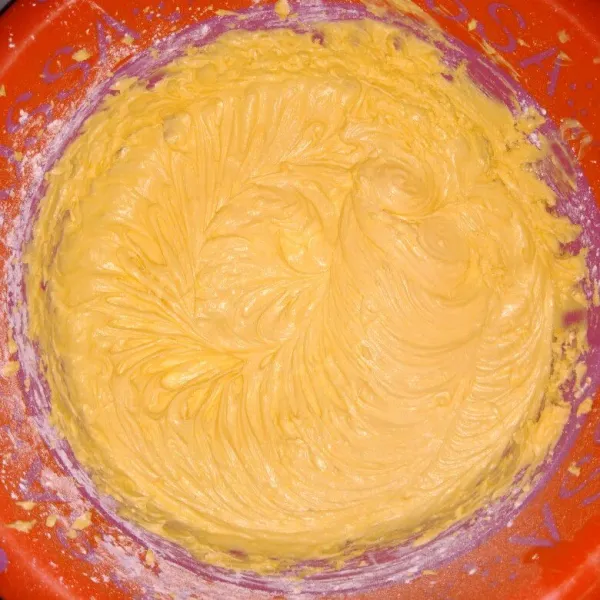 Kocok gula, mentega dan margarin asal tercampur saja, lalu masukkan kuning telur, tepung maizena dan susu bubuk, kocok lagi sekitar 1 menit.