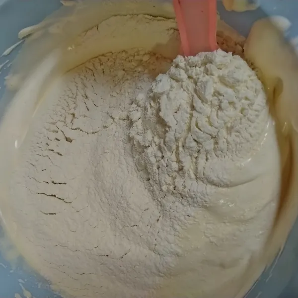 Masukkan campuran terigu, tepung tapioka, susu bubuk, baking powder dan vanili bubuk. Aduk rata dengan teknik melipat.