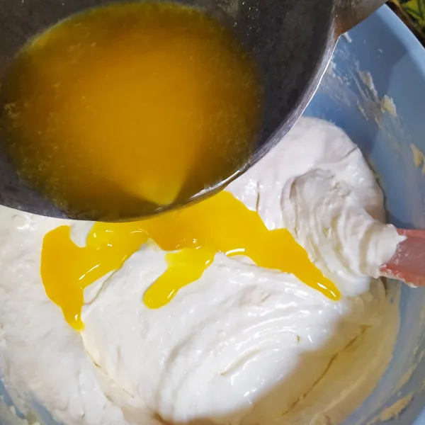 Masukkan butter cair, campur dengan teknik melipat hingga rata.