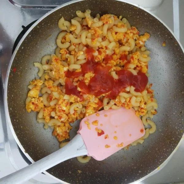 Masukkan makaroni yang sudah direbus. ambahkan saus sambal dan saus tomat, aduk-aduk lalu sajikan.