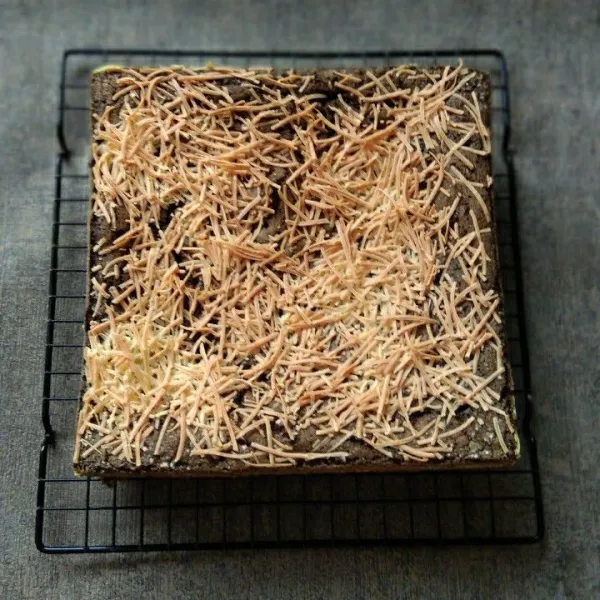 Panggang bolu ketan hitam tabur keju hingga matang sesuai dengan oven masing - masing