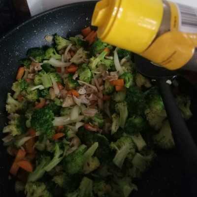 Step 5 Tumis Brokoli Wortel Ayam Suwir