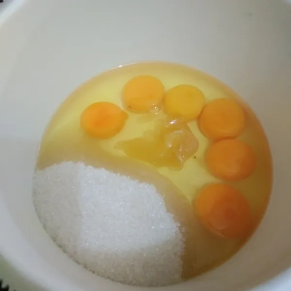 Kocok telur ayam, sp dan gula pasir dengan kecepatan tinggi hingga putih mengembang