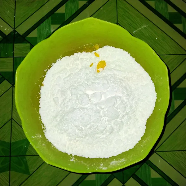 Masukkan tepung tapioka, aduk rata.