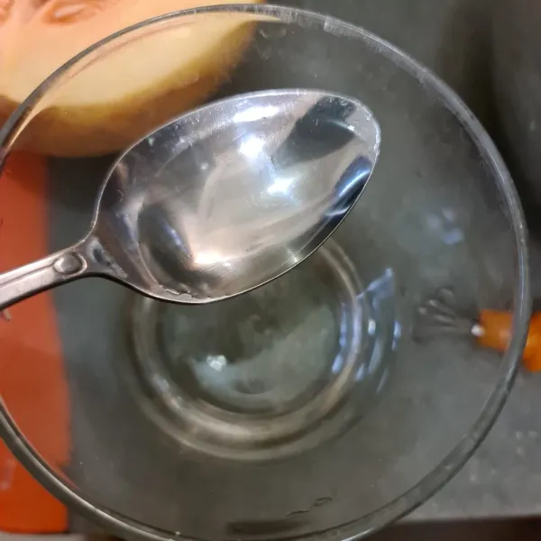 Masukkan sirup gula.