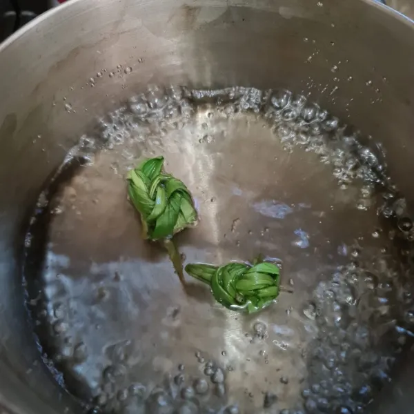 Campur semua bahan sirup gula.