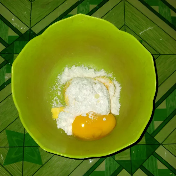 Aduk rata kuning telur, gula halus dan mentega.