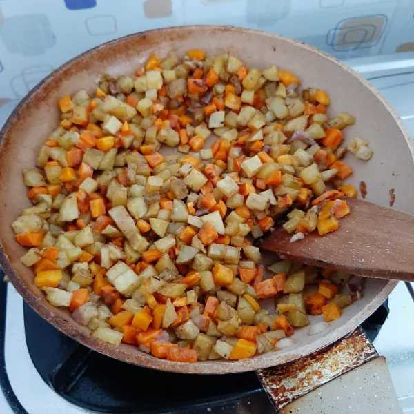Masukkan potongan wortel, tambahkan air. beri garam, kaldu bubuk, merica, saus tiram. masukkan kentang. Aduk rata. Tunggu sayuran matang dan kering. Sisihkan.