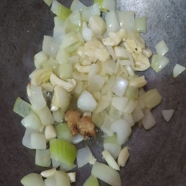 Panaskan minyak, lalu tumis bawang bombay. Masukkan bawang putih dan jahe geprek, tumis hingga harum.
