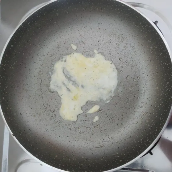 Olesi teflon dengan minyak lalu tuang telur.