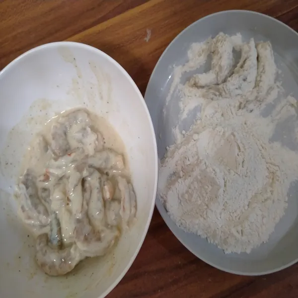 Masukkan udang ke dalam adonan tepung yang sudah diberi air dan aduk sampai rata. Setelah itu masukkan udang yang sudah ditepungi tadi ke dalam tepung yang masih kering.